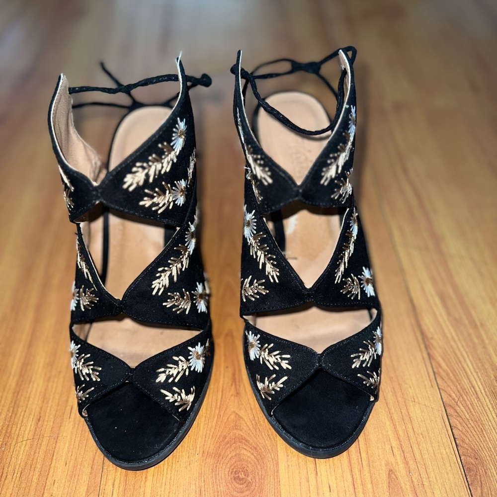 CHARLOTTLE RUSSE SUEDE BLACK HEELS W/ EMBROIDERED FLOWERS